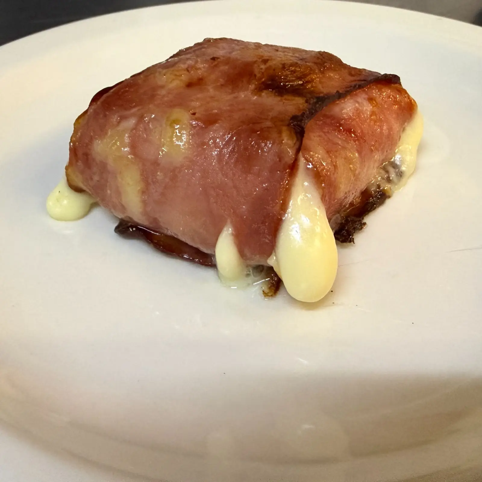 Queijo enrolado no Bacon