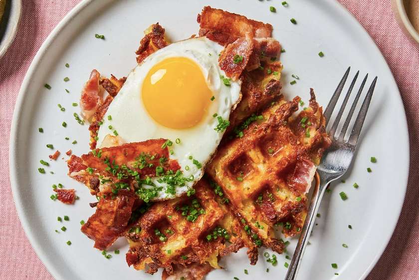 Waffle c/ ovo, cheddar, bacon, cebola crispy e mel