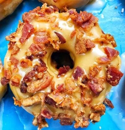 Donut c/ cheddar, bacon e cebola crispy